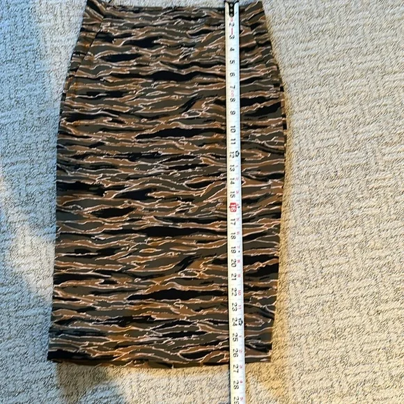 Carine Roitfeld Paris for Uniqlo pencil skirt in army green size 2 - Picture 9 of 12